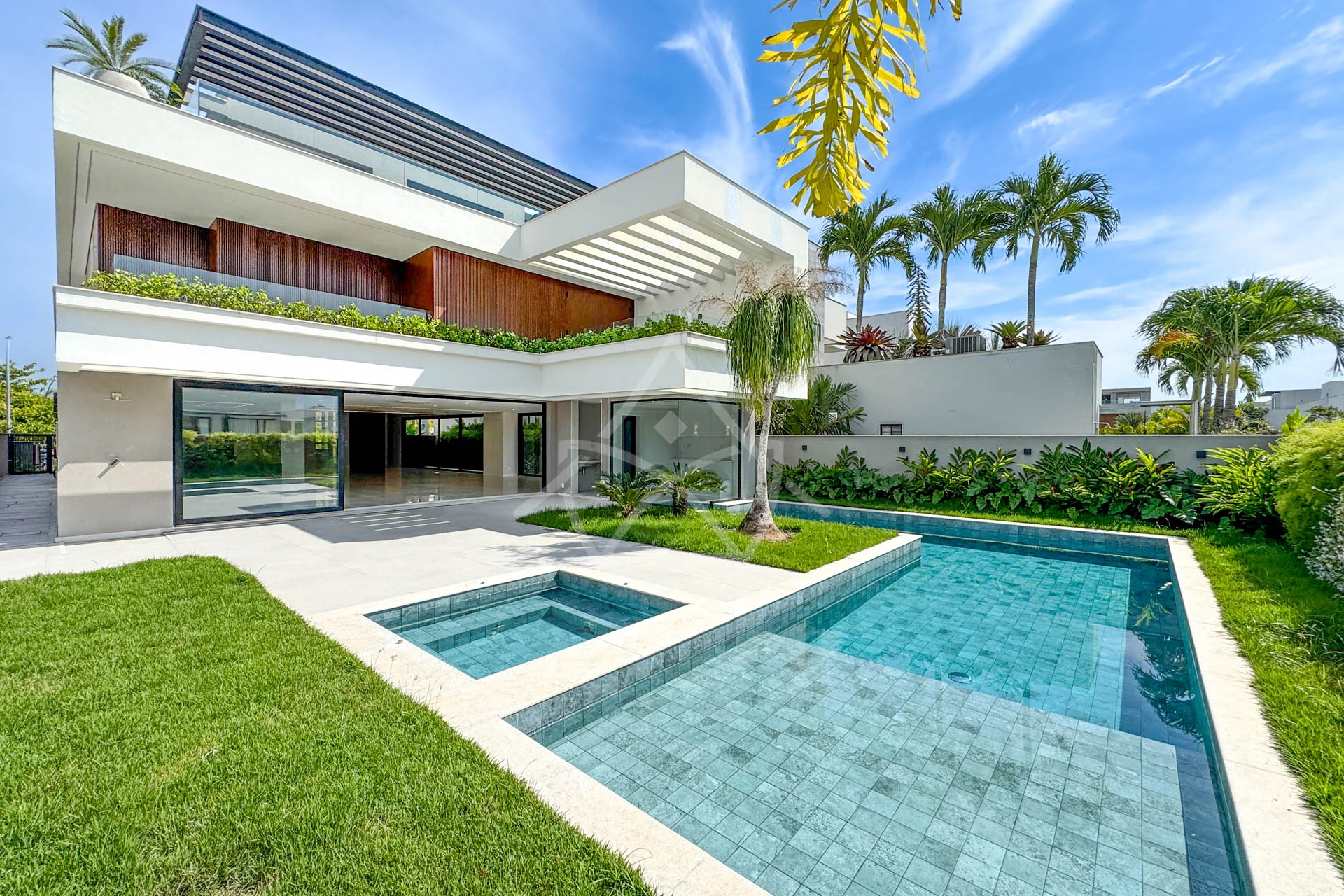 Casa com Sala de Cinema à Venda com 5 Suítes, Piscina, e Varanda Gourmet