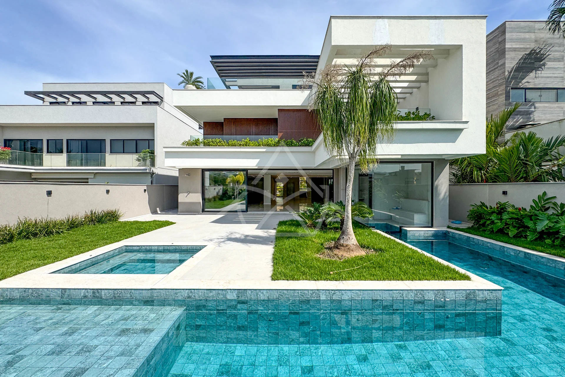 Casa com Sala de Cinema à Venda com 5 Suítes, Piscina, e Varanda Gourmet
