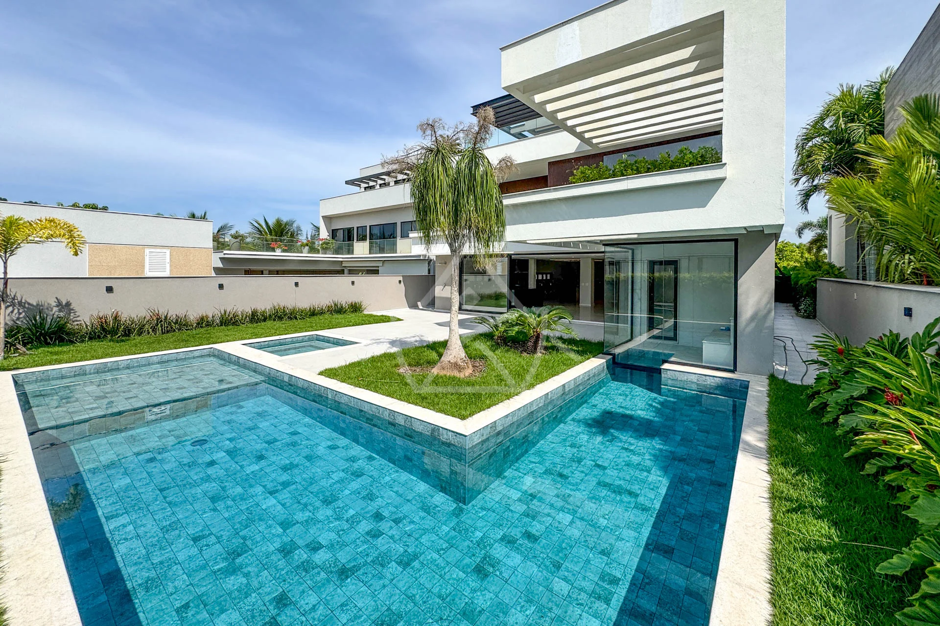 Casa com Sala de Cinema à Venda com 5 Suítes, Piscina, e Varanda Gourmet