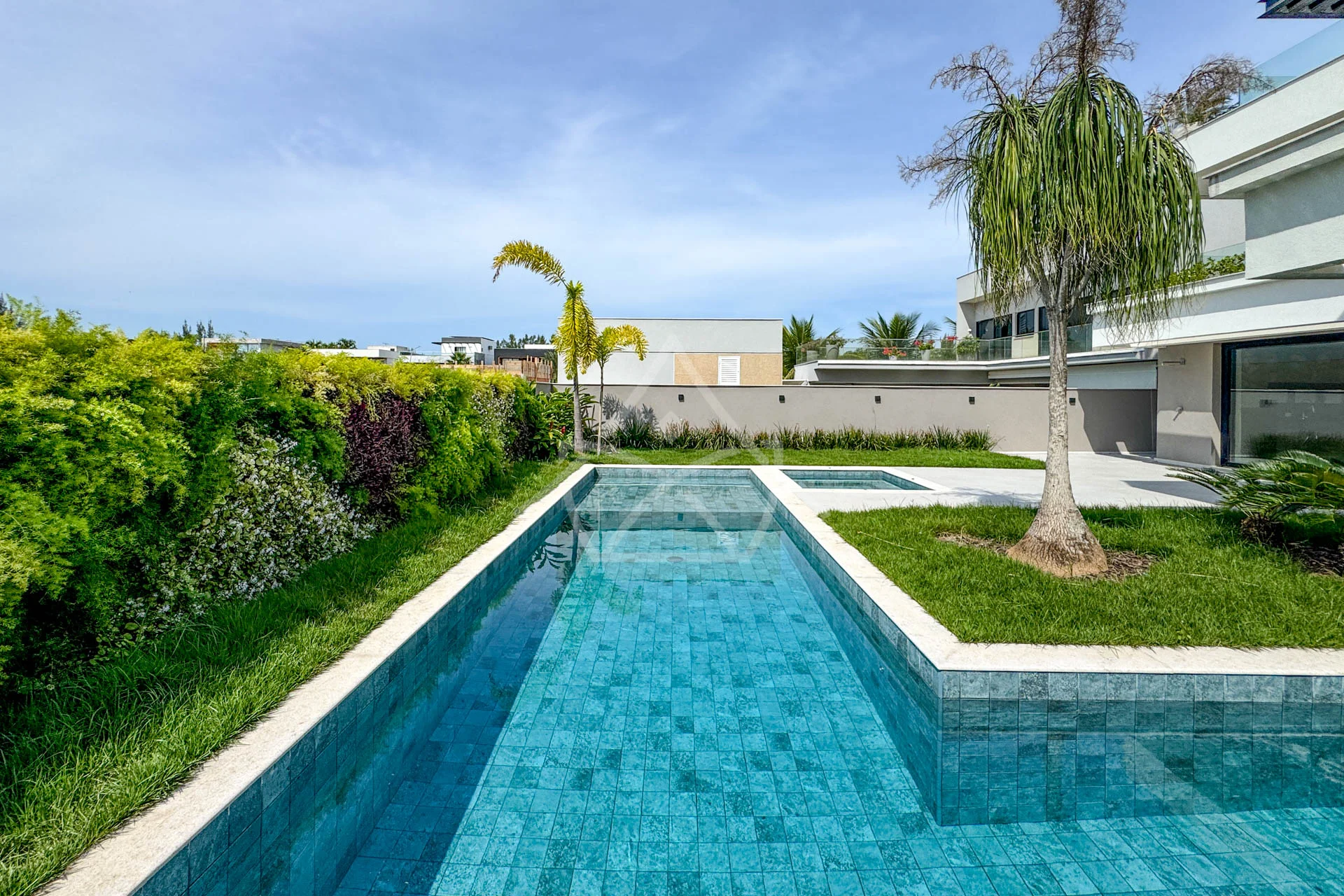 Casa com Sala de Cinema à Venda com 5 Suítes, Piscina, e Varanda Gourmet