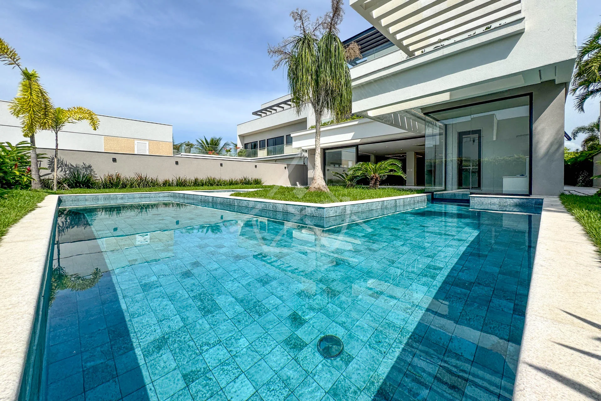 Casa com Sala de Cinema à Venda com 5 Suítes, Piscina, e Varanda Gourmet