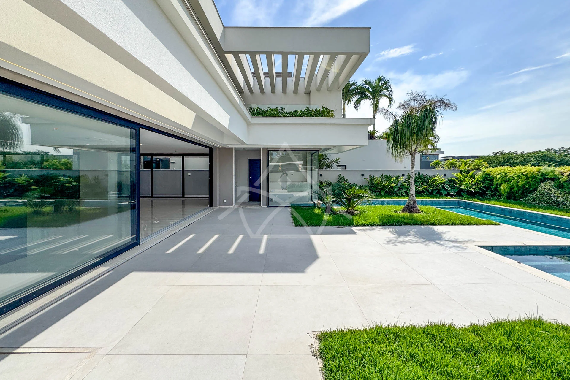 Casa com Sala de Cinema à Venda com 5 Suítes, Piscina, e Varanda Gourmet