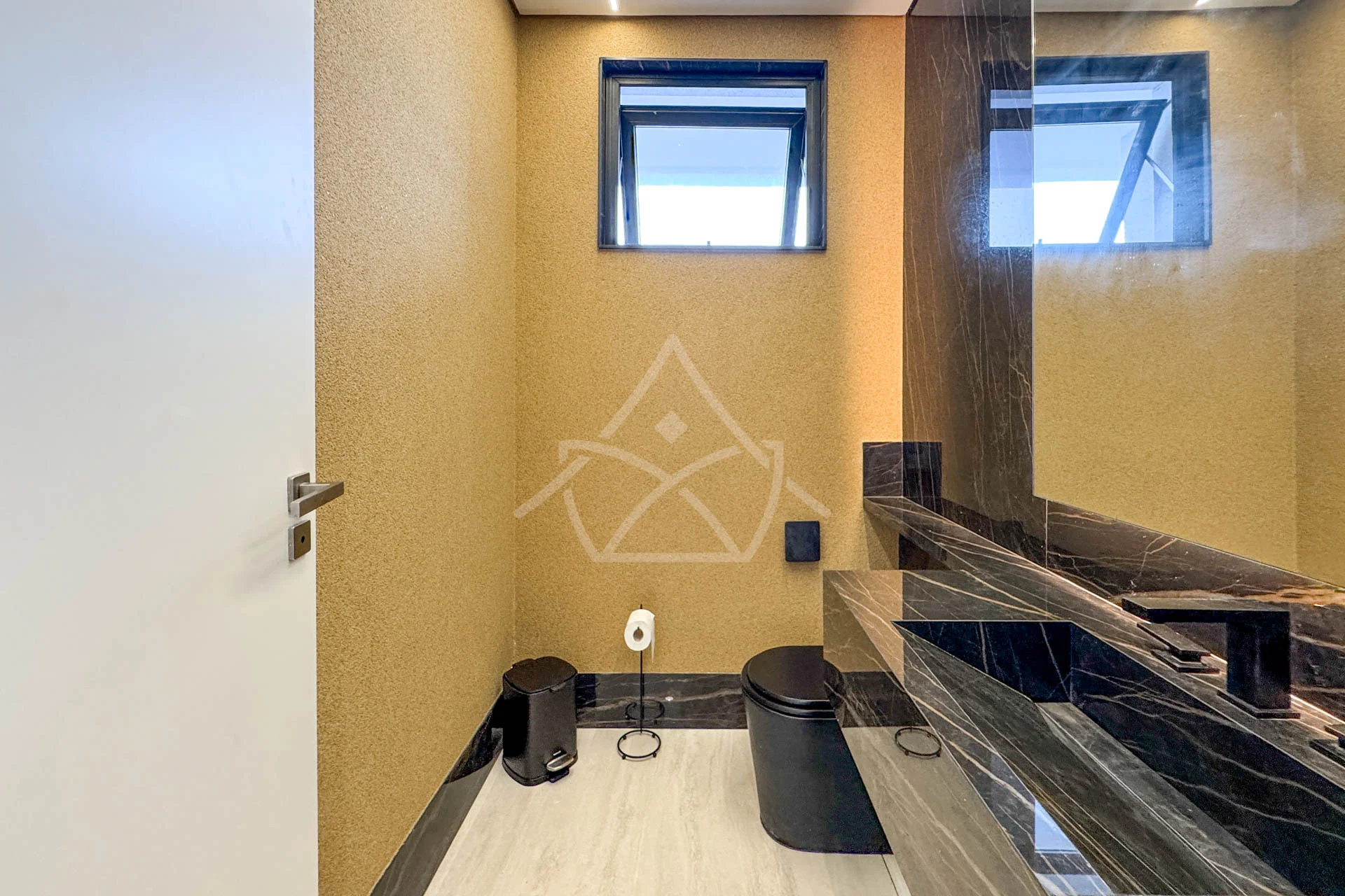 Casa com Sala de Cinema à Venda com 5 Suítes, Piscina, e Varanda Gourmet