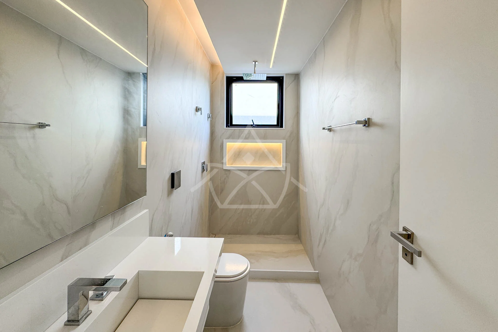 Casa com Sala de Cinema à Venda com 5 Suítes, Piscina, e Varanda Gourmet