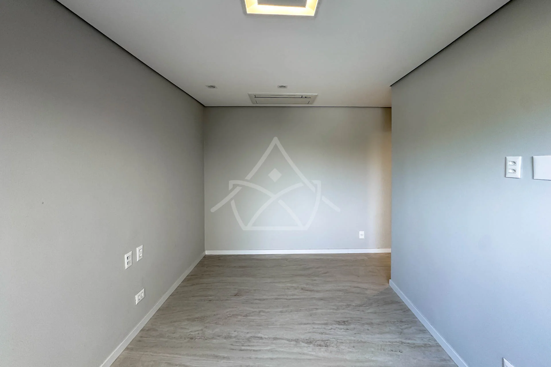Casa com Sala de Cinema à Venda com 5 Suítes, Piscina, e Varanda Gourmet