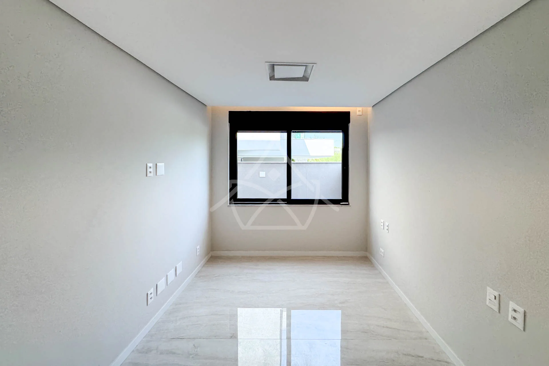 Casa com Sala de Cinema à Venda com 5 Suítes, Piscina, e Varanda Gourmet