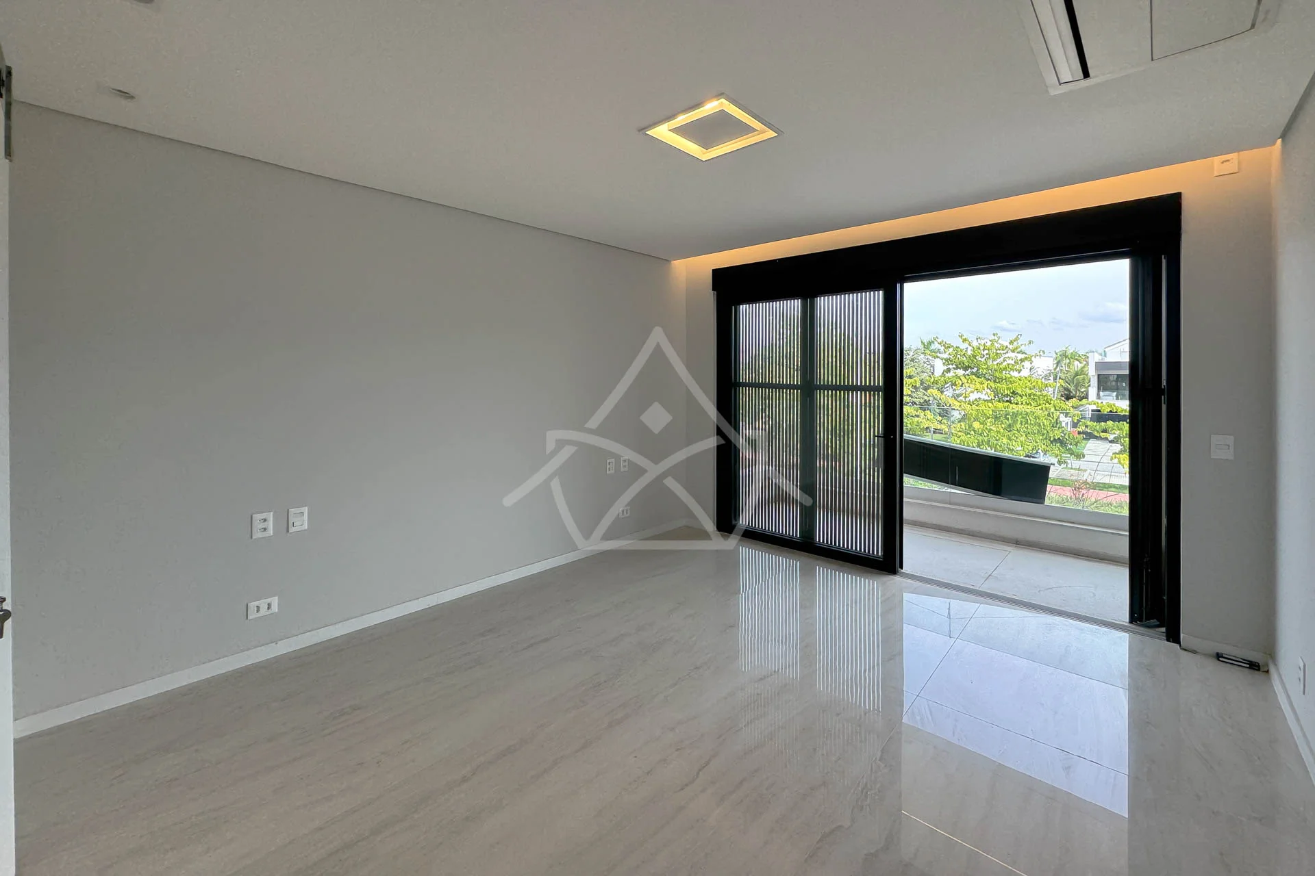 Casa com Sala de Cinema à Venda com 5 Suítes, Piscina, e Varanda Gourmet