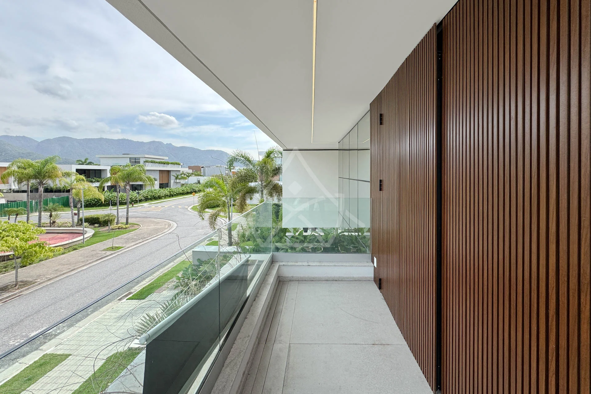 Casa com Sala de Cinema à Venda com 5 Suítes, Piscina, e Varanda Gourmet