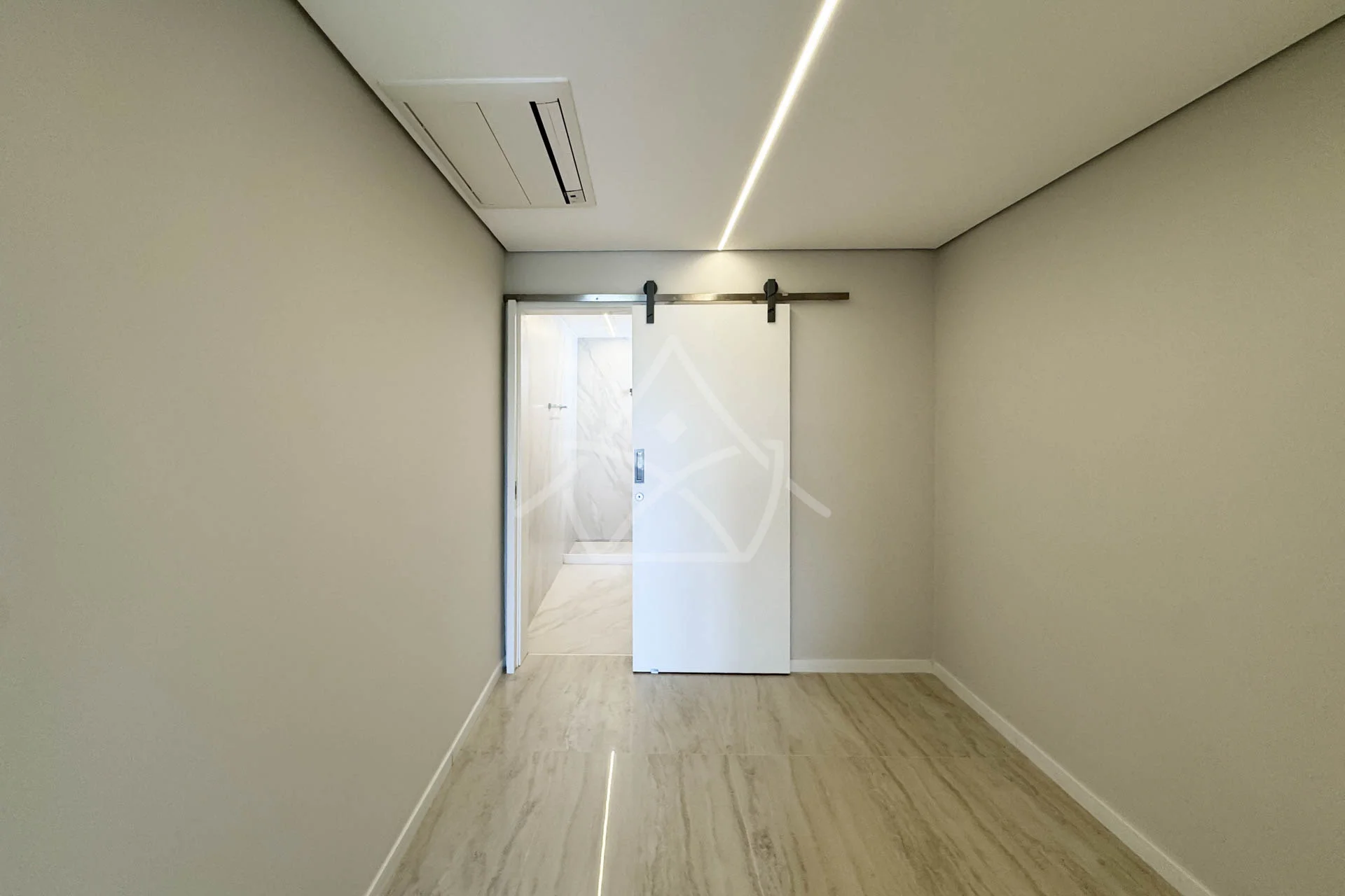Casa com Sala de Cinema à Venda com 5 Suítes, Piscina, e Varanda Gourmet