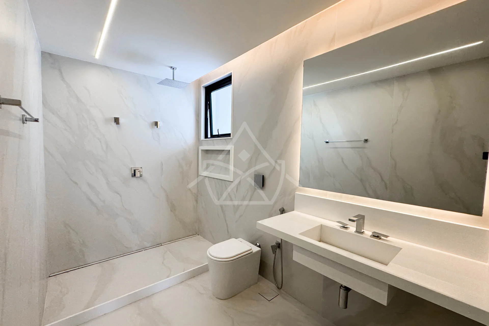 Casa com Sala de Cinema à Venda com 5 Suítes, Piscina, e Varanda Gourmet