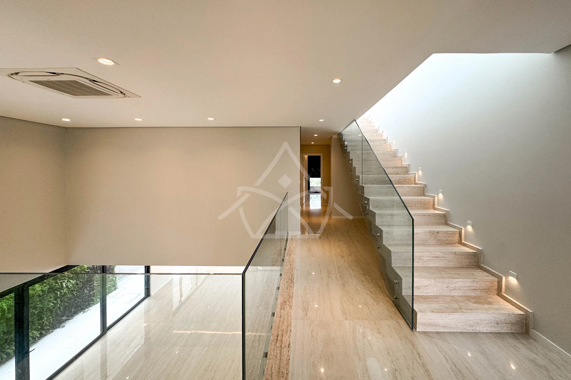 Casa com Sala de Cinema à Venda com 5 Suítes, Piscina, e Varanda Gourmet