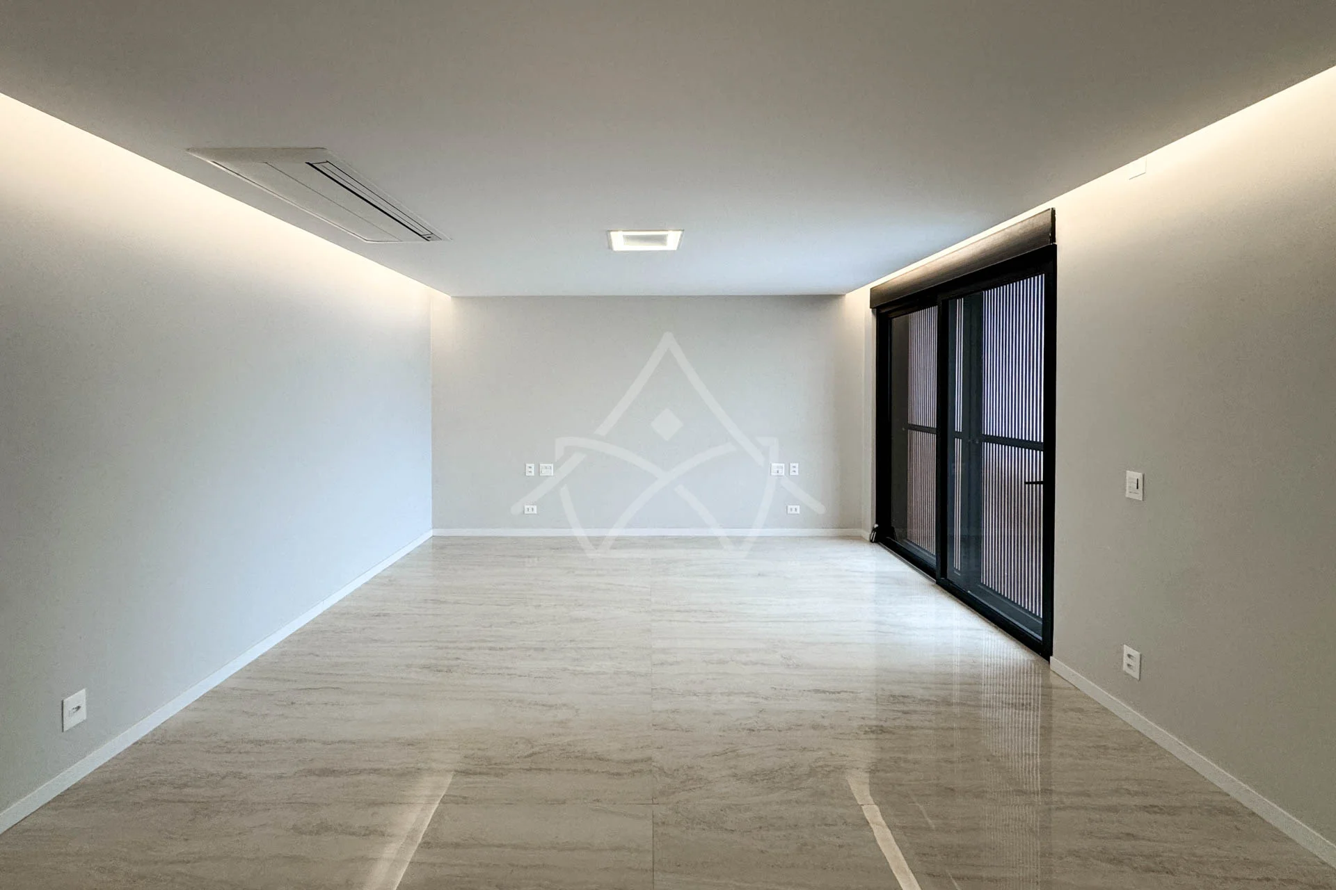 Casa com Sala de Cinema à Venda com 5 Suítes, Piscina, e Varanda Gourmet