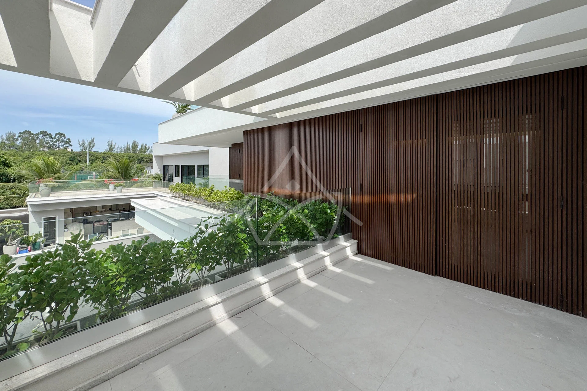 Casa com Sala de Cinema à Venda com 5 Suítes, Piscina, e Varanda Gourmet