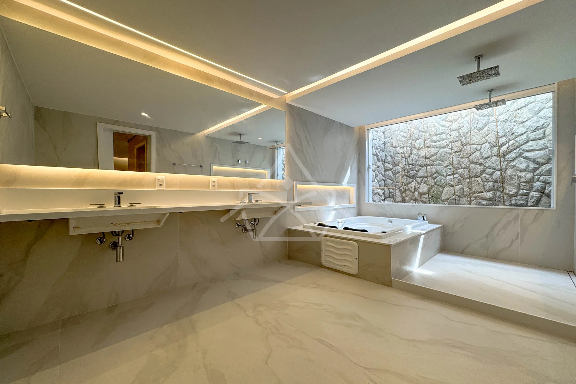 Casa com Sala de Cinema à Venda com 5 Suítes, Piscina, e Varanda Gourmet