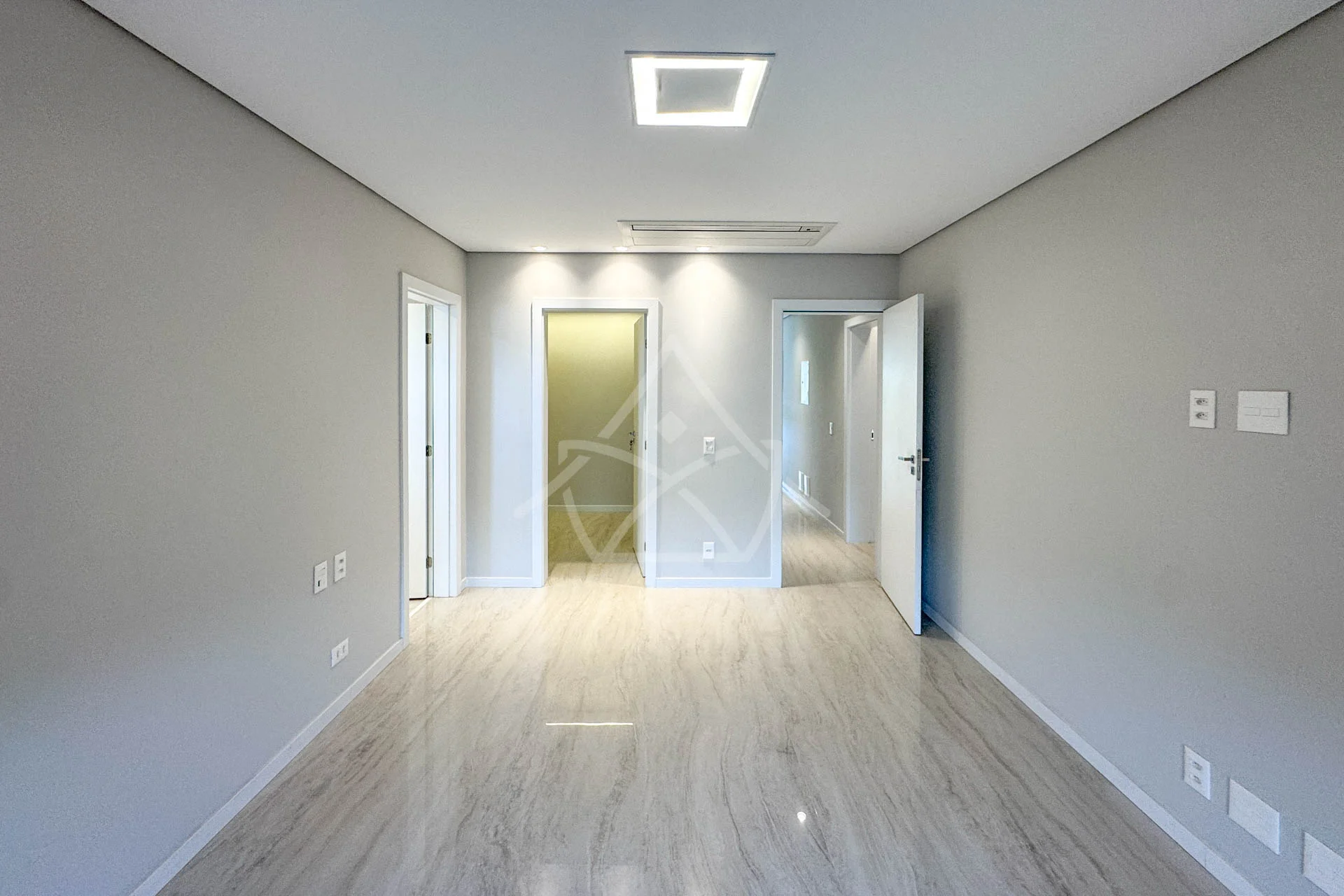 Casa com Sala de Cinema à Venda com 5 Suítes, Piscina, e Varanda Gourmet