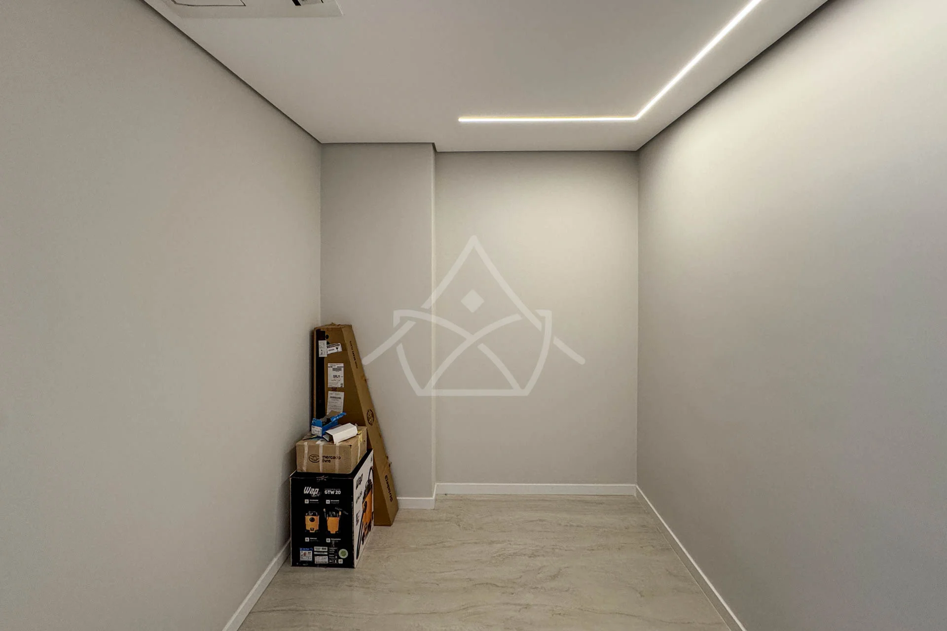 Casa com Sala de Cinema à Venda com 5 Suítes, Piscina, e Varanda Gourmet