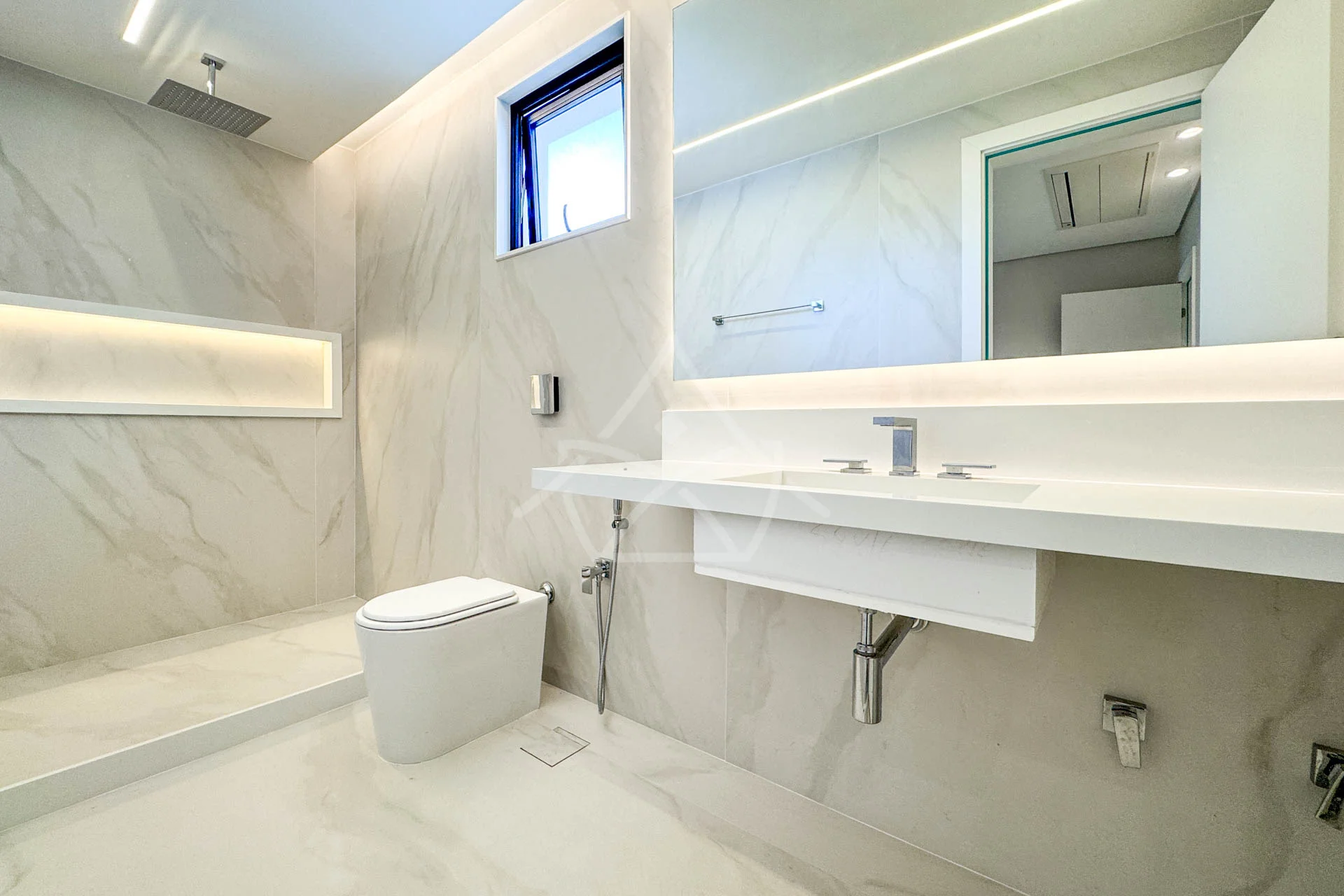 Casa com Sala de Cinema à Venda com 5 Suítes, Piscina, e Varanda Gourmet