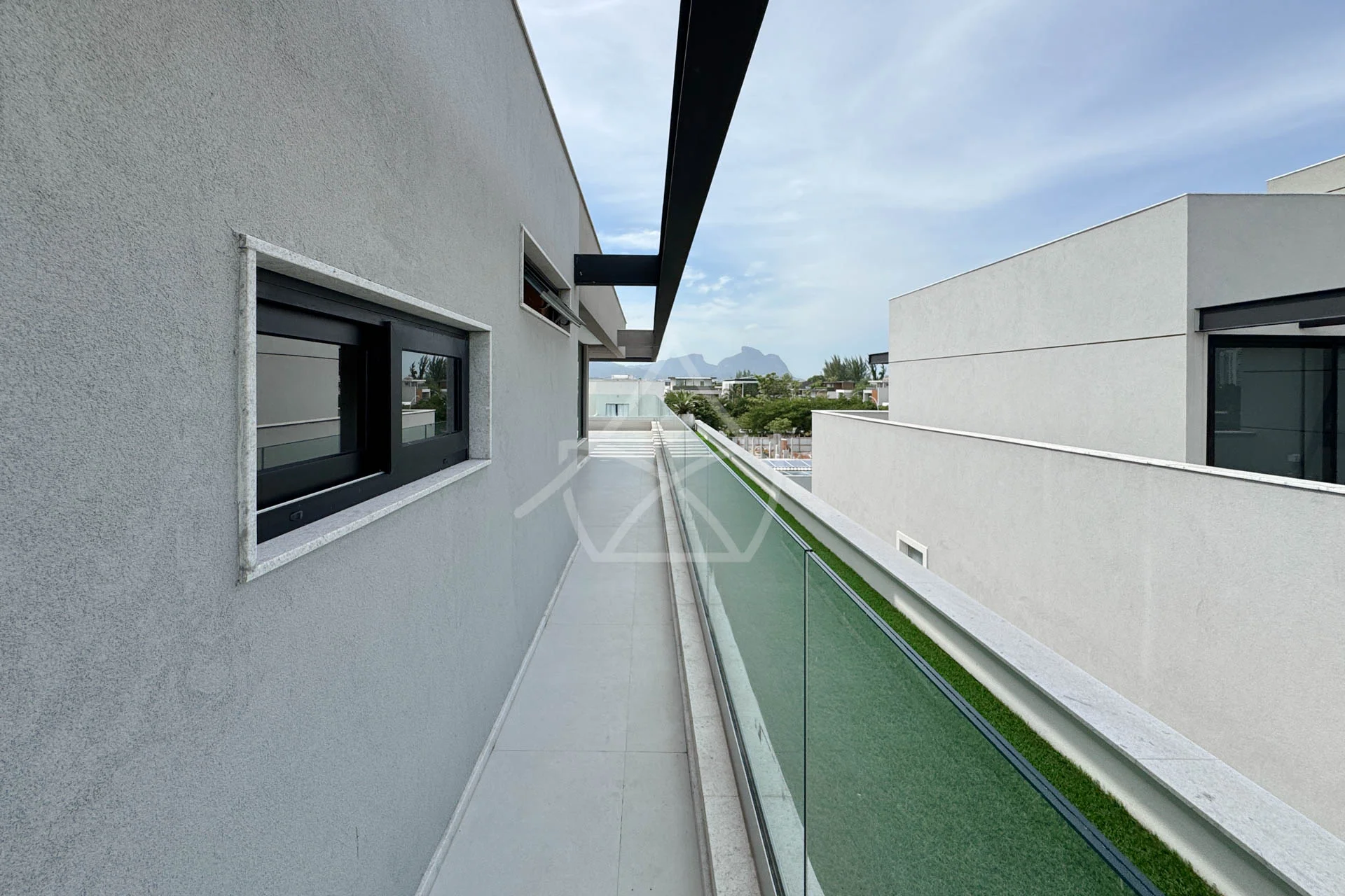 Casa com Sala de Cinema à Venda com 5 Suítes, Piscina, e Varanda Gourmet