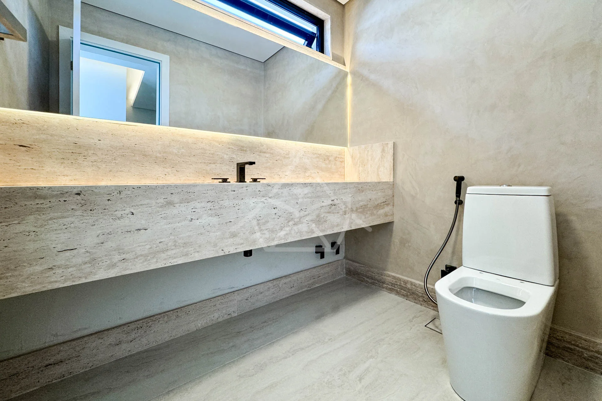 Casa com Sala de Cinema à Venda com 5 Suítes, Piscina, e Varanda Gourmet