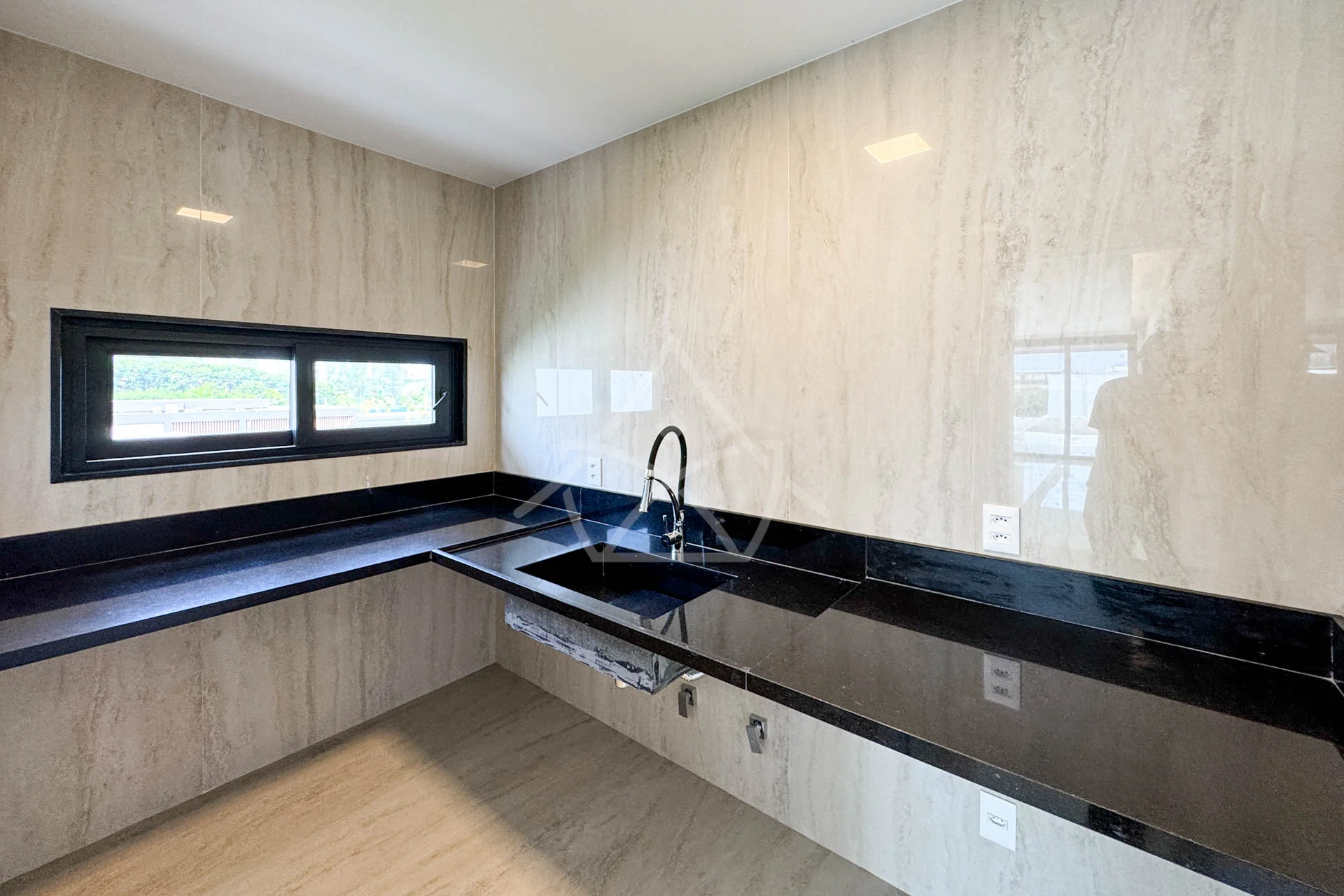 Casa com Sala de Cinema à Venda com 5 Suítes, Piscina, e Varanda Gourmet