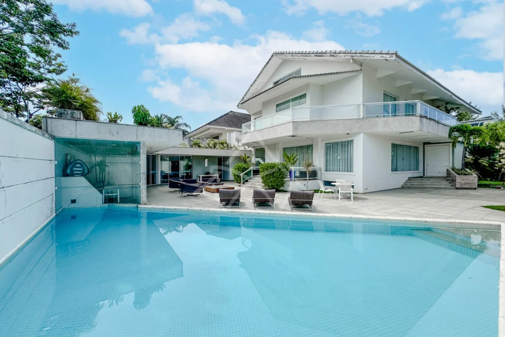Casa à Venda com 5 Suítes