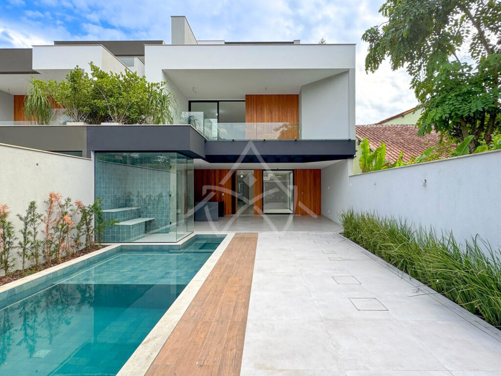 Casa com 4 Suítes à Venda na Barra da Tijuca