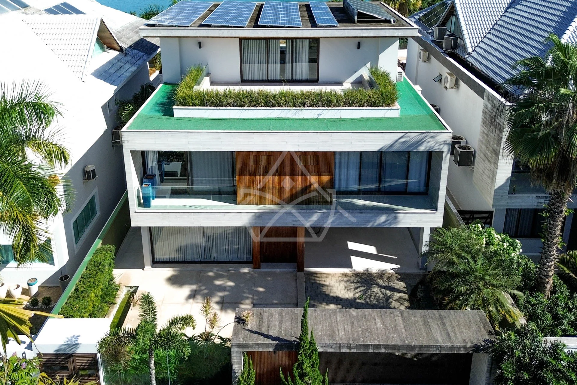 Casa com Vista para Lagoa à Venda com 5 Suítes