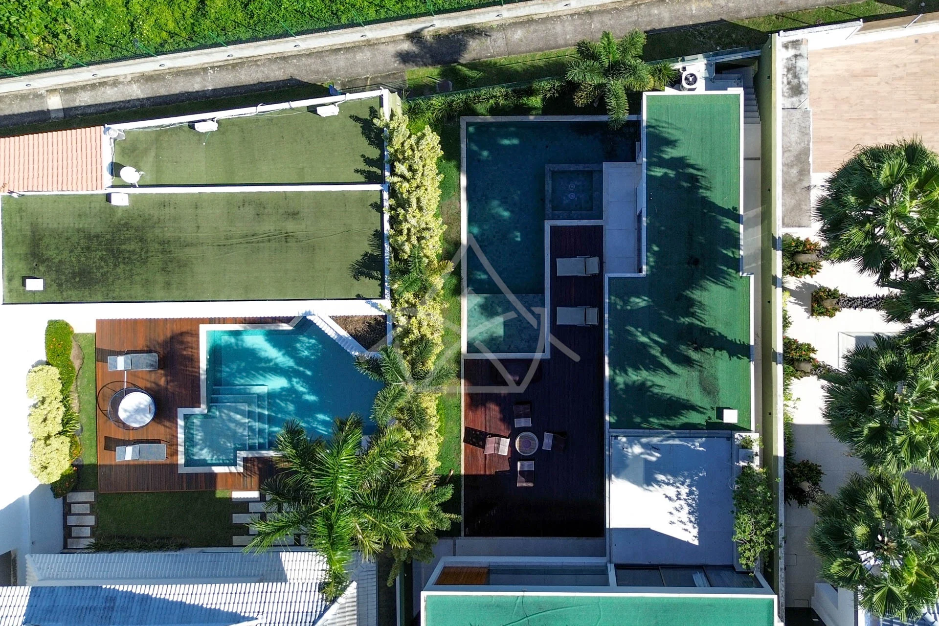 Casa com Vista para Lagoa à Venda com 5 Suítes
