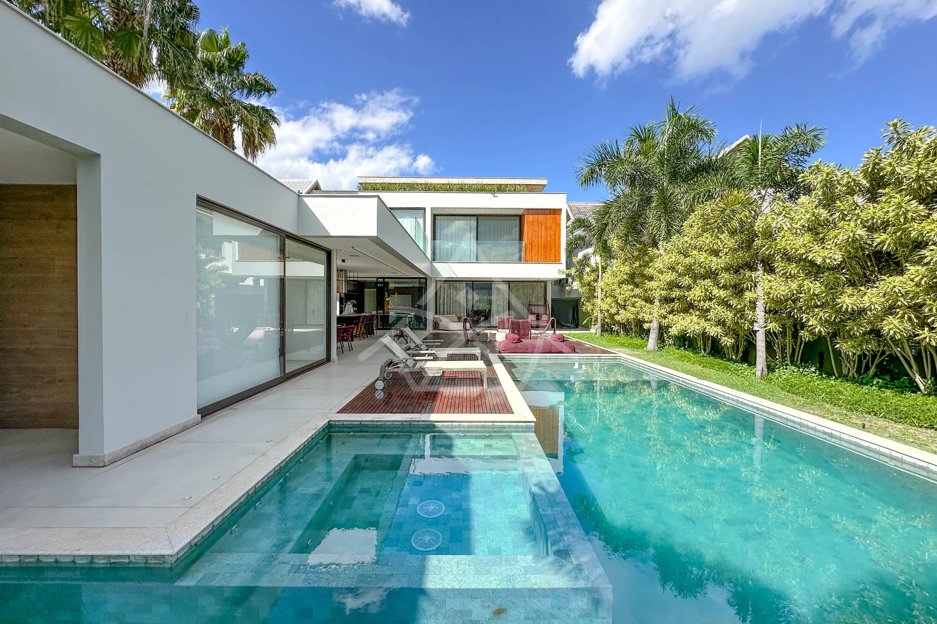 Casa com Vista para Lagoa à Venda com 5 Suítes