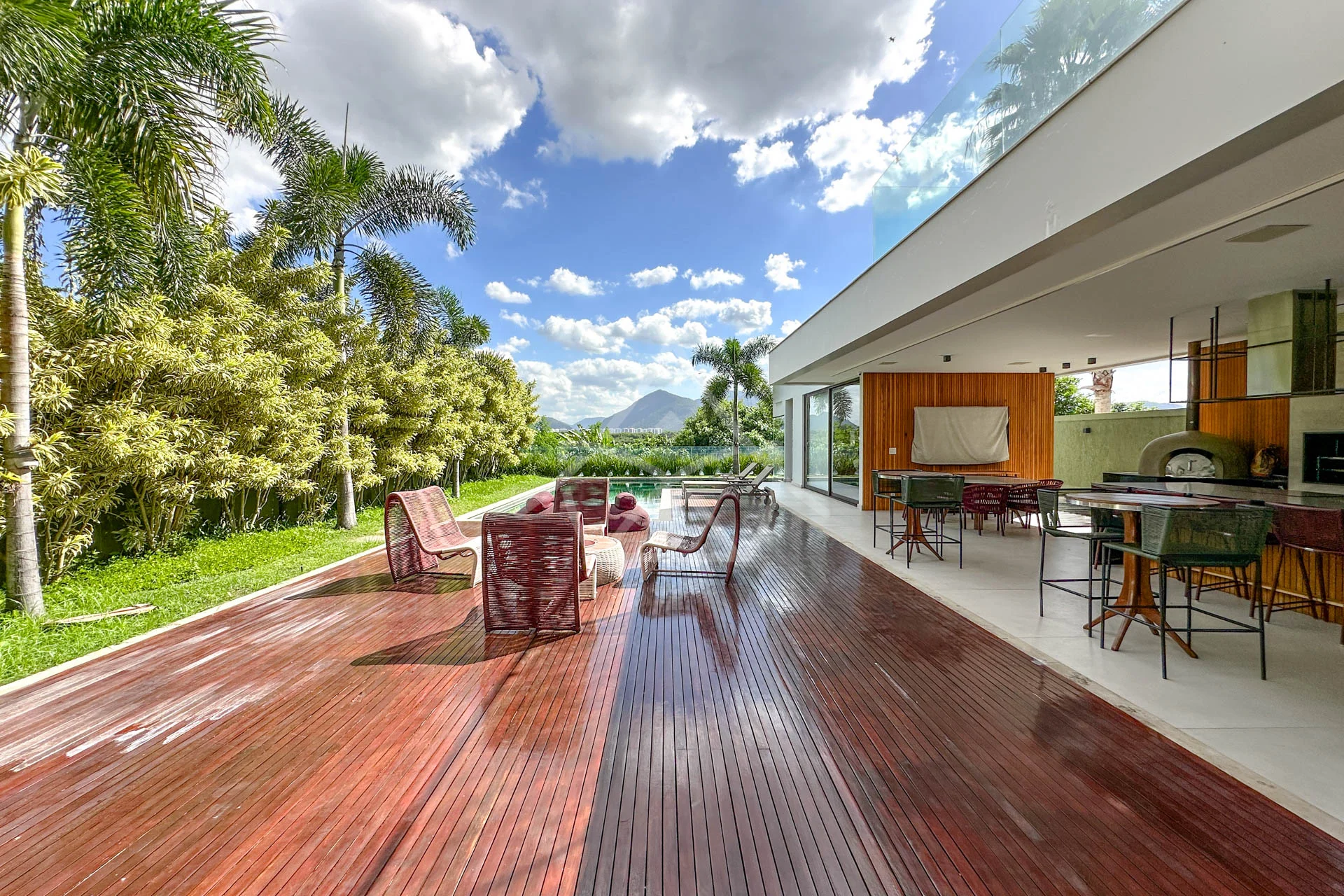 Casa com Vista para Lagoa à Venda com 5 Suítes