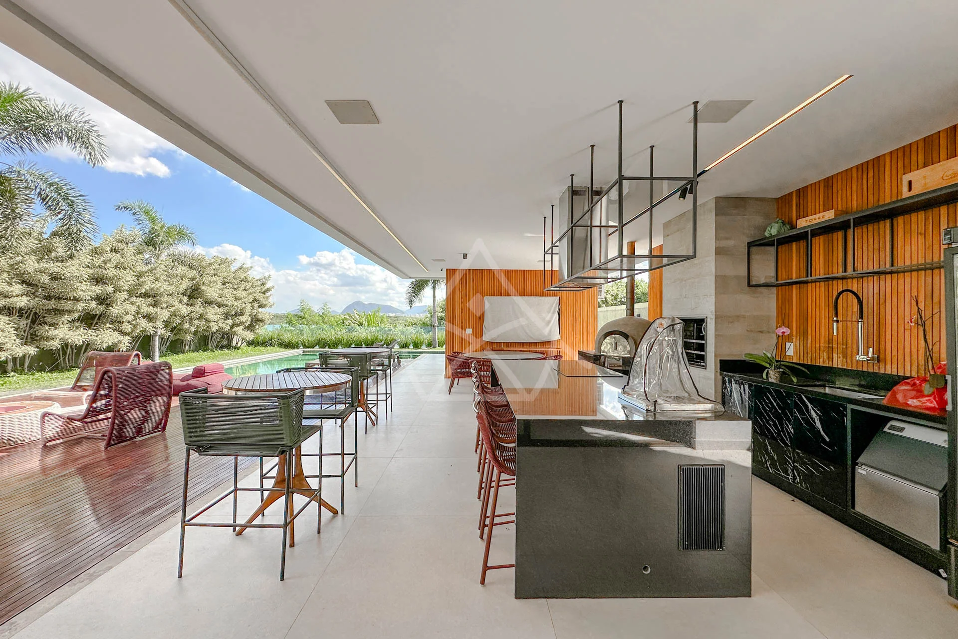 Casa com Vista para Lagoa à Venda com 5 Suítes