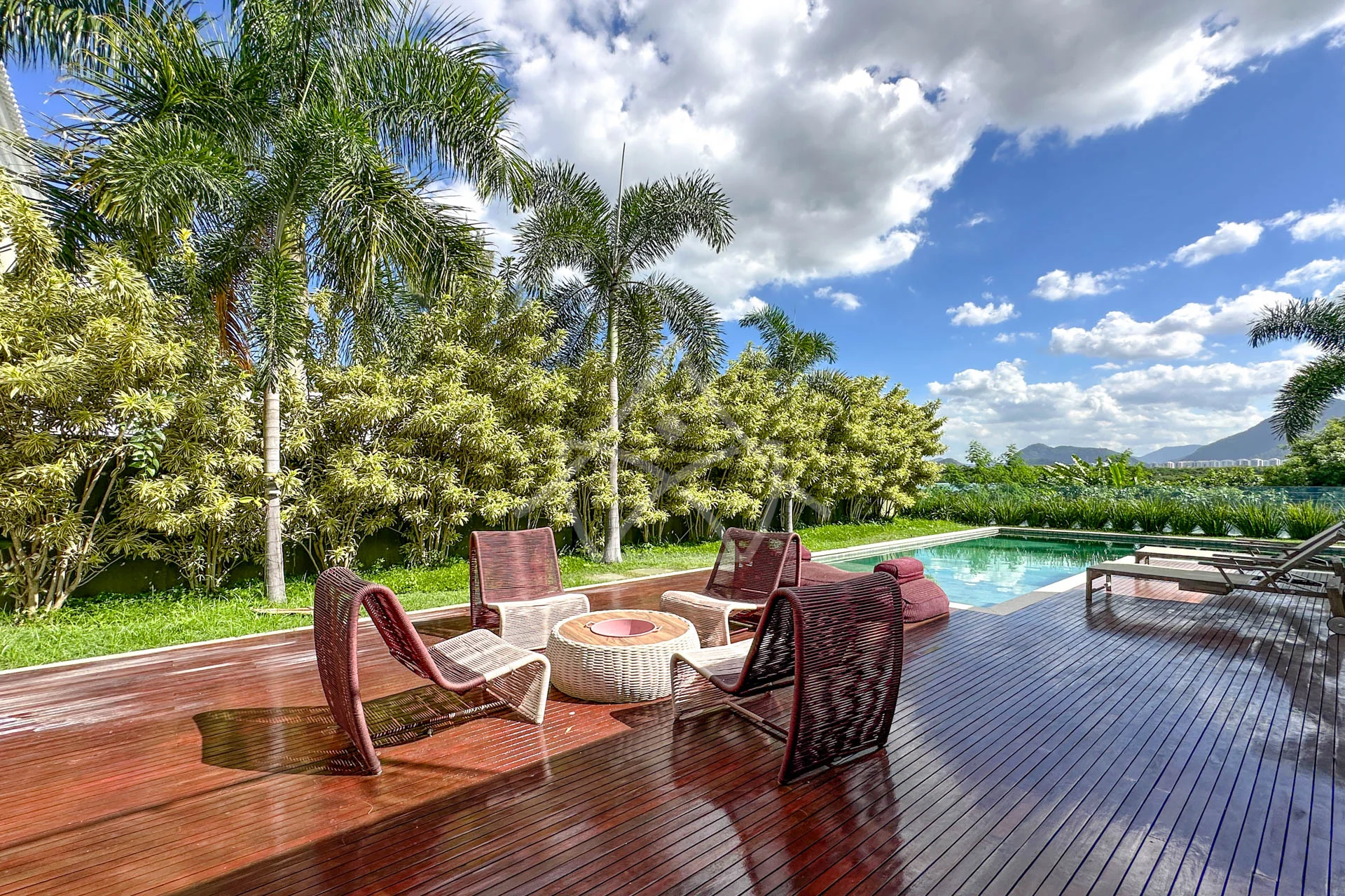 Casa com Vista para Lagoa à Venda com 5 Suítes