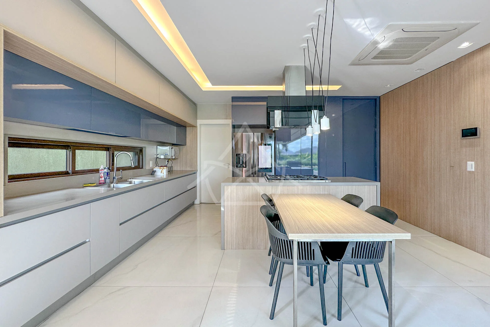 Casa com Vista para Lagoa à Venda com 5 Suítes