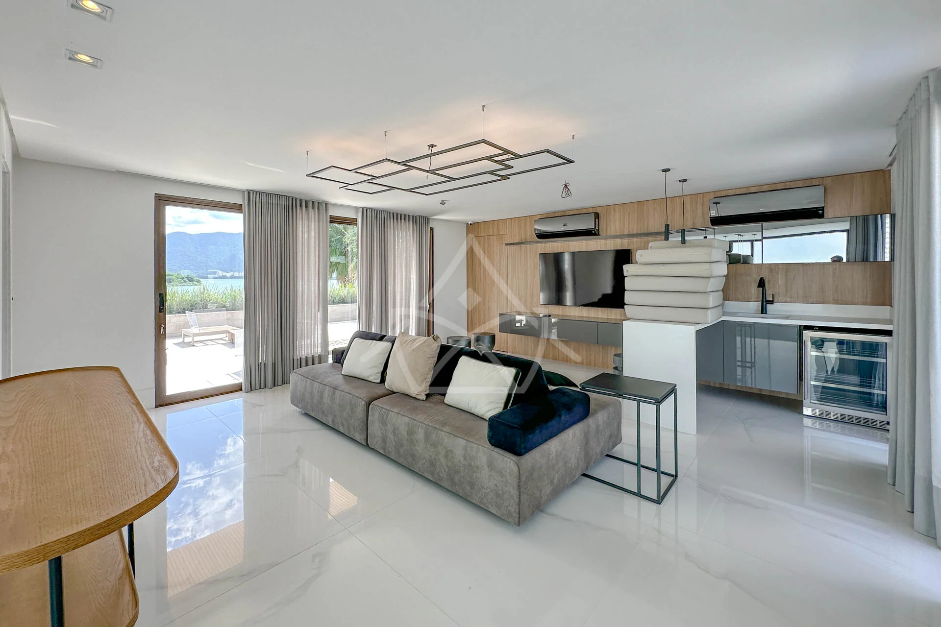 Casa com Vista para Lagoa à Venda com 5 Suítes