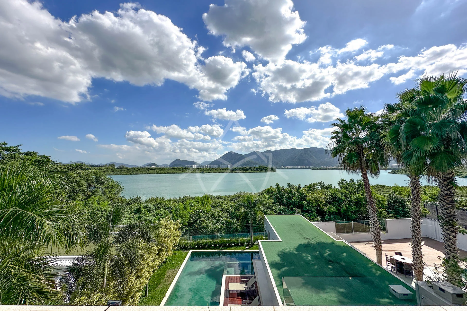 Casa com Vista para Lagoa à Venda com 5 Suítes