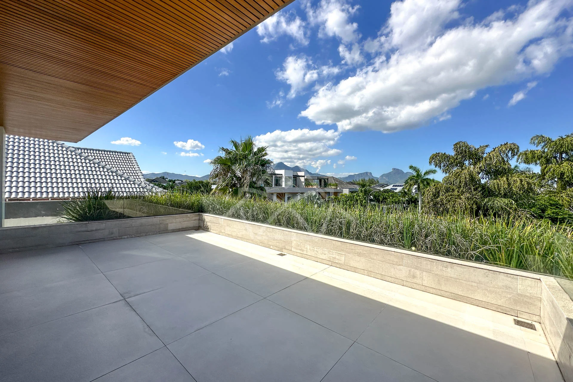 Casa com Vista para Lagoa à Venda com 5 Suítes