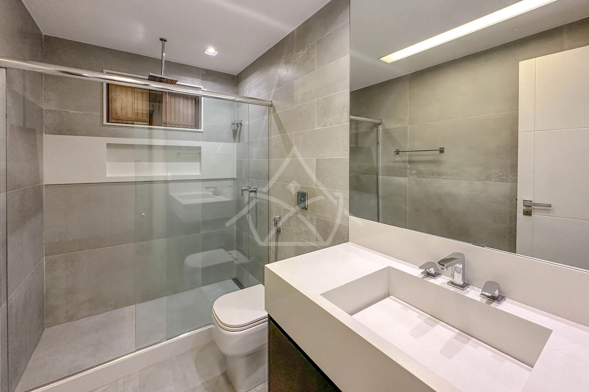 Casa com Vista para Lagoa à Venda com 5 Suítes
