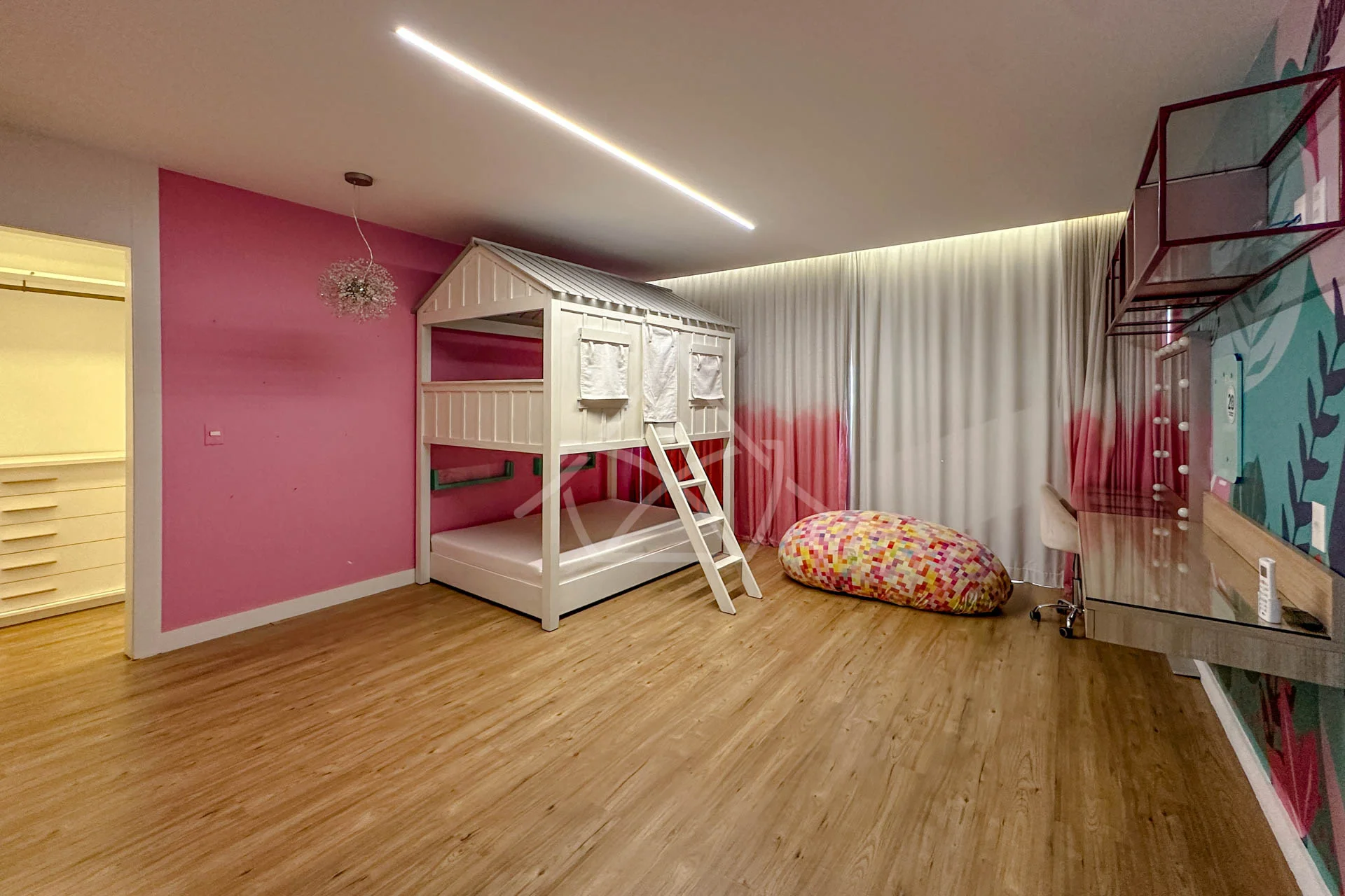 Casa com Vista para Lagoa à Venda com 5 Suítes