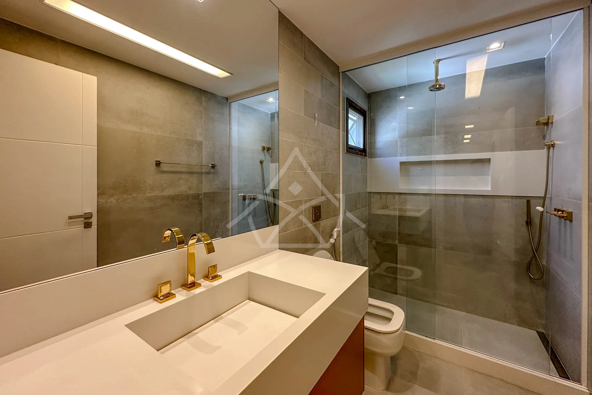 Casa com Vista para Lagoa à Venda com 5 Suítes