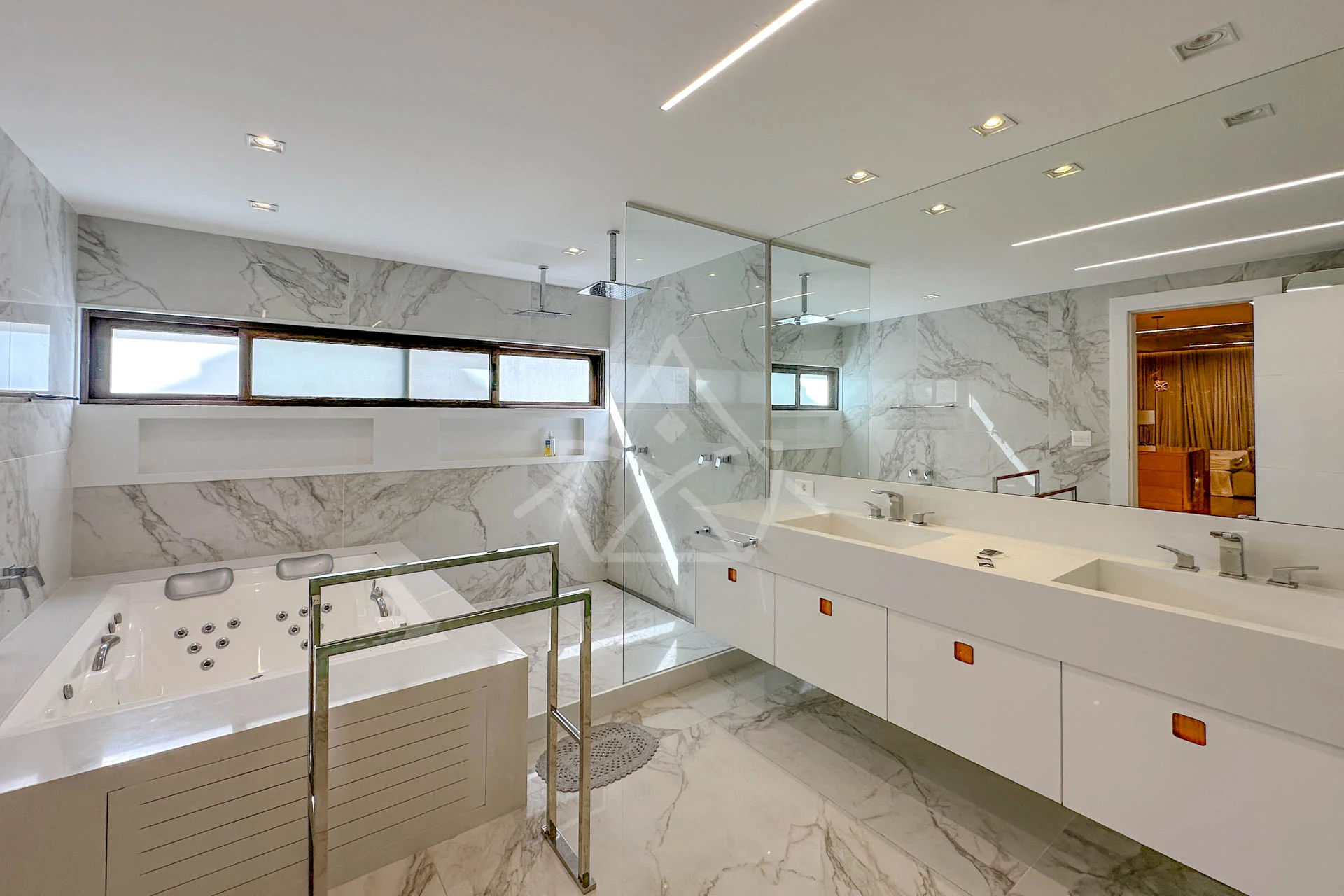 Casa com Vista para Lagoa à Venda com 5 Suítes