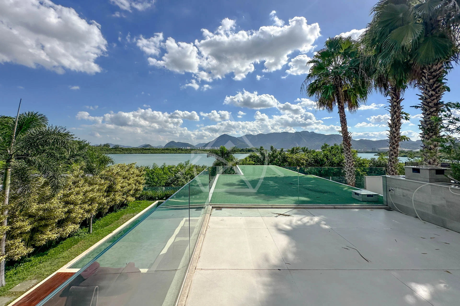 Casa com Vista para Lagoa à Venda com 5 Suítes