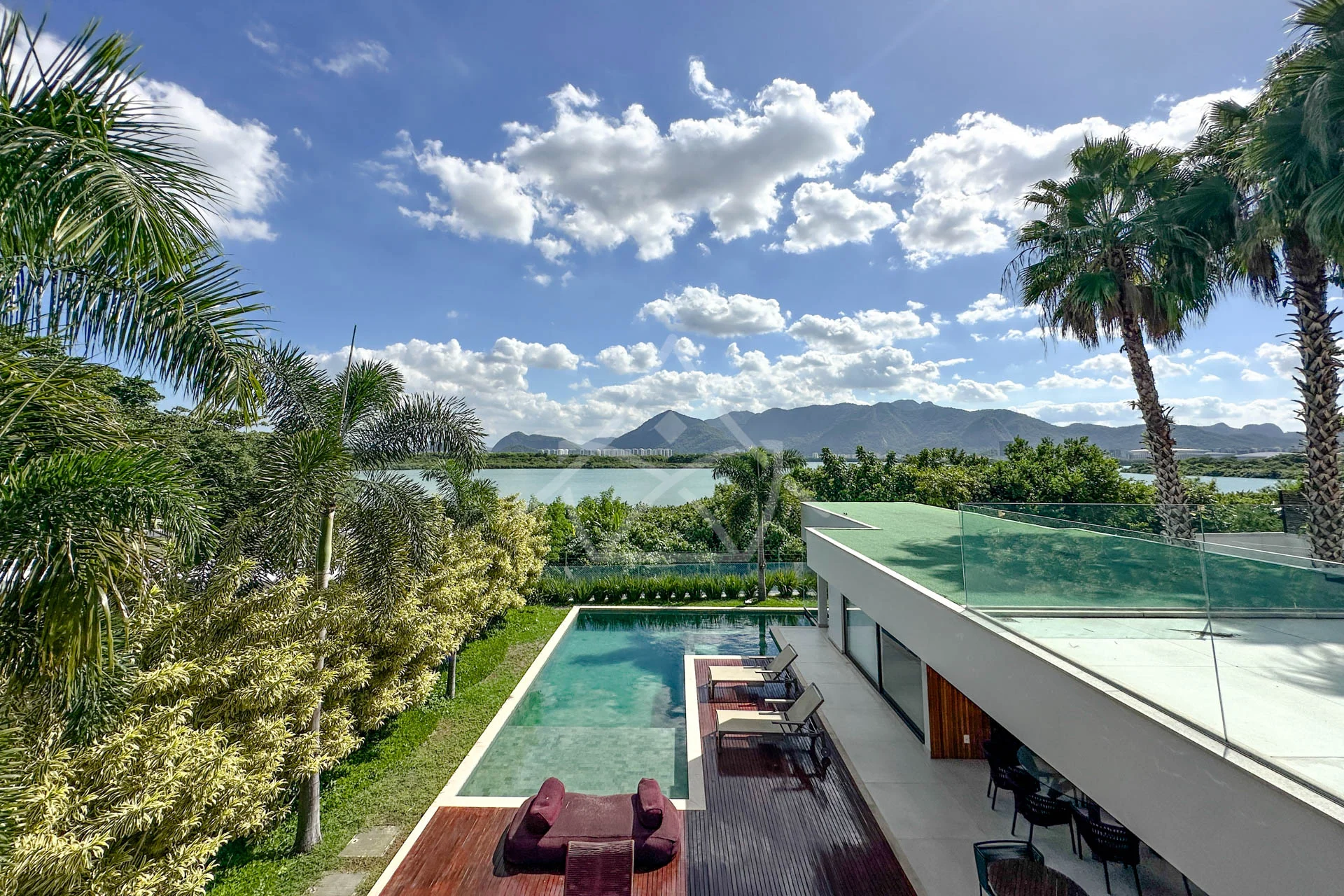 Casa com Vista para Lagoa à Venda com 5 Suítes