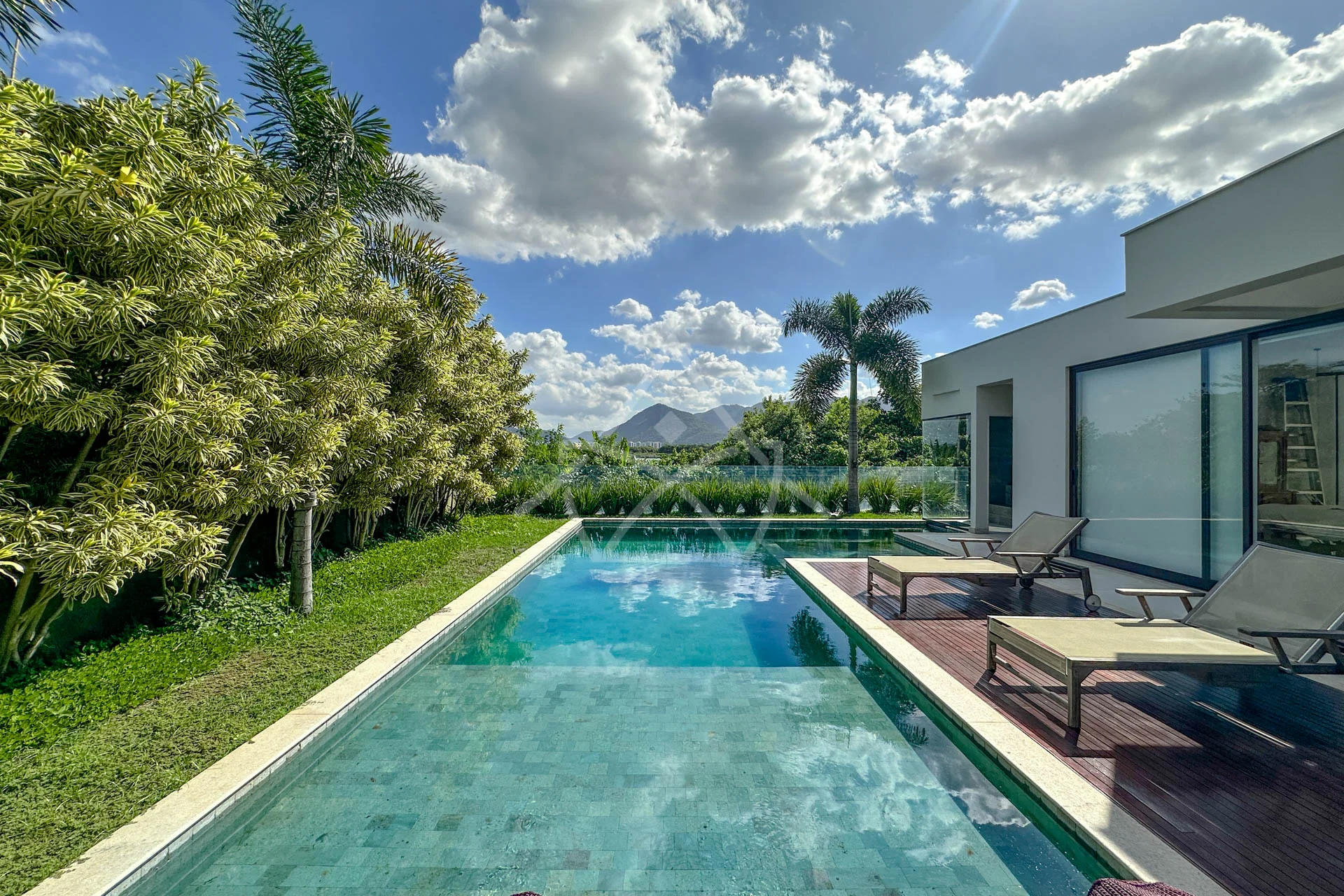 Casa com Vista para Lagoa à Venda com 5 Suítes