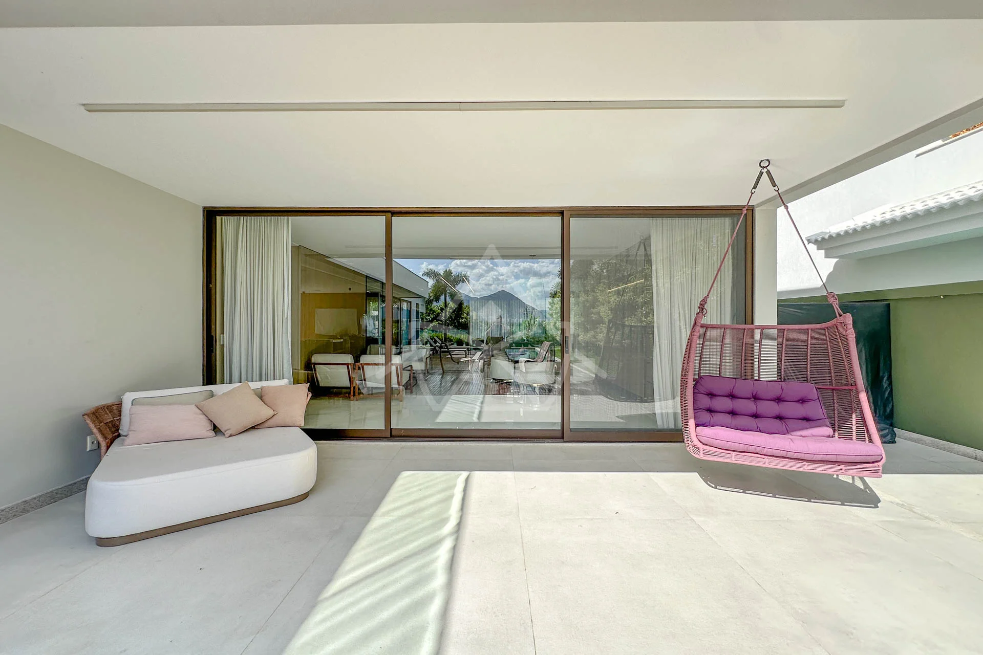 Casa com Vista para Lagoa à Venda com 5 Suítes
