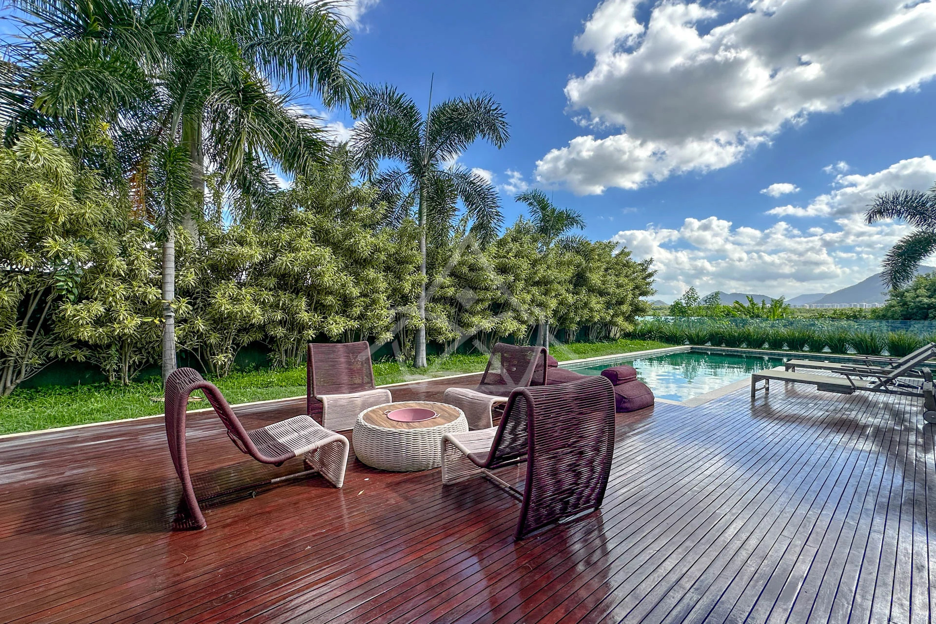Casa com Vista para Lagoa à Venda com 5 Suítes