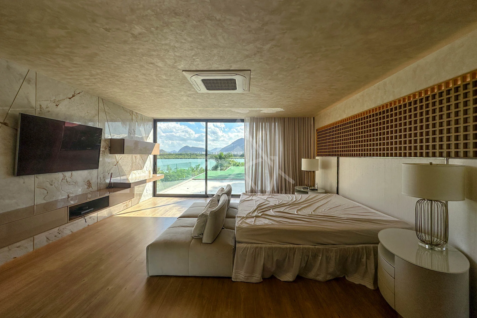 Casa com Vista para Lagoa à Venda com 5 Suítes