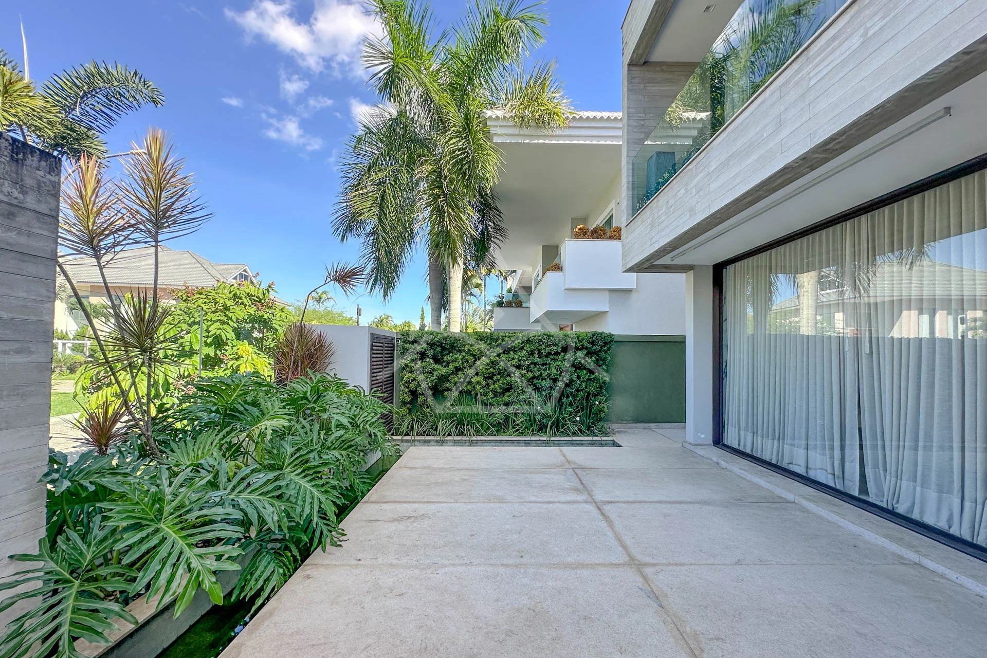 Casa com Vista para Lagoa à Venda com 5 Suítes