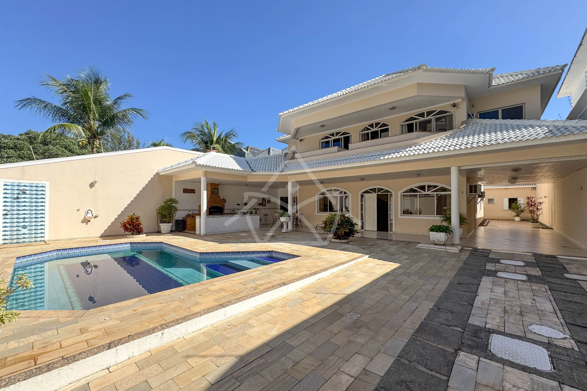 Casa com 8 Vagas à Venda