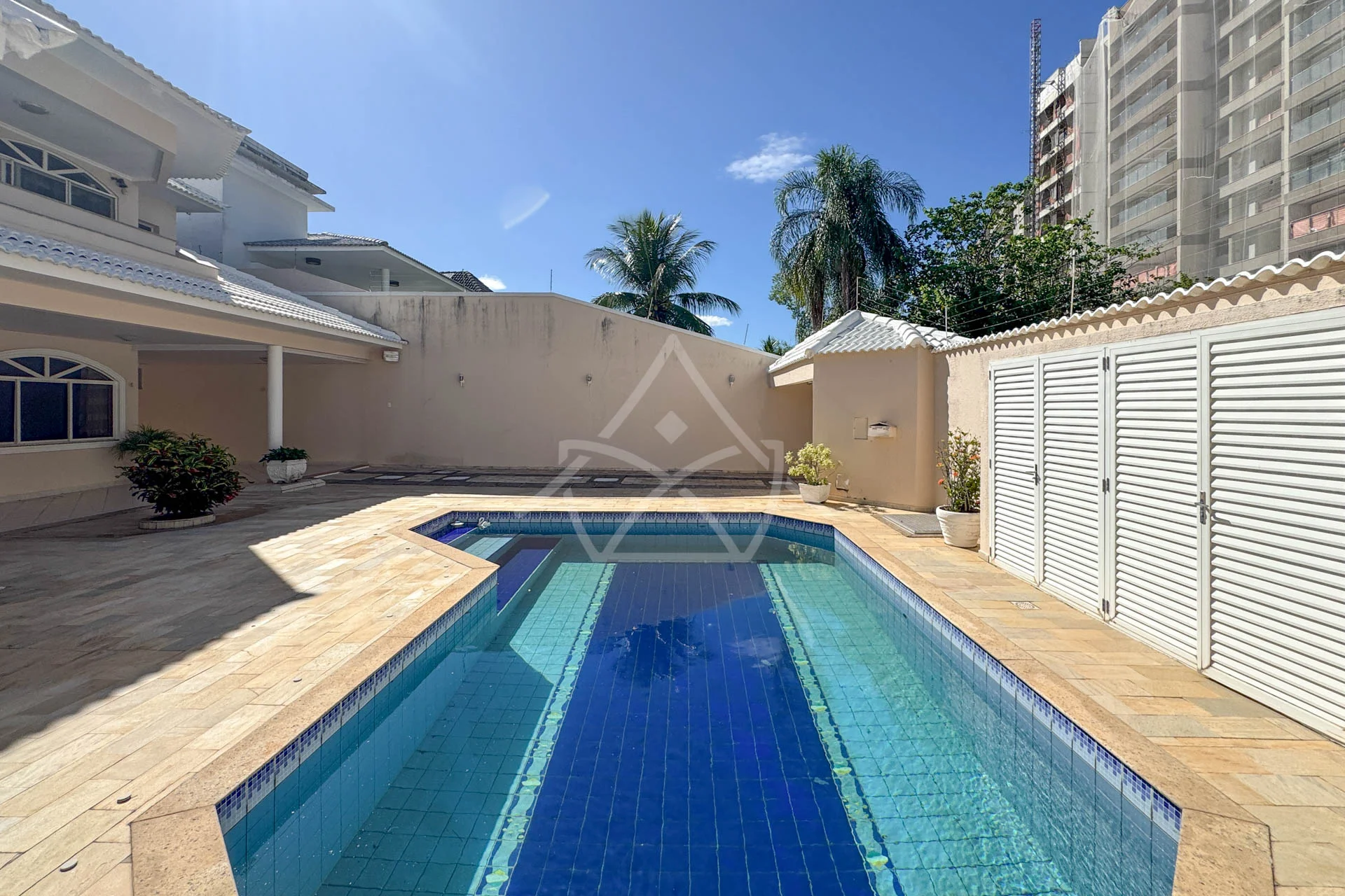 Casa com 8 Vagas à Venda