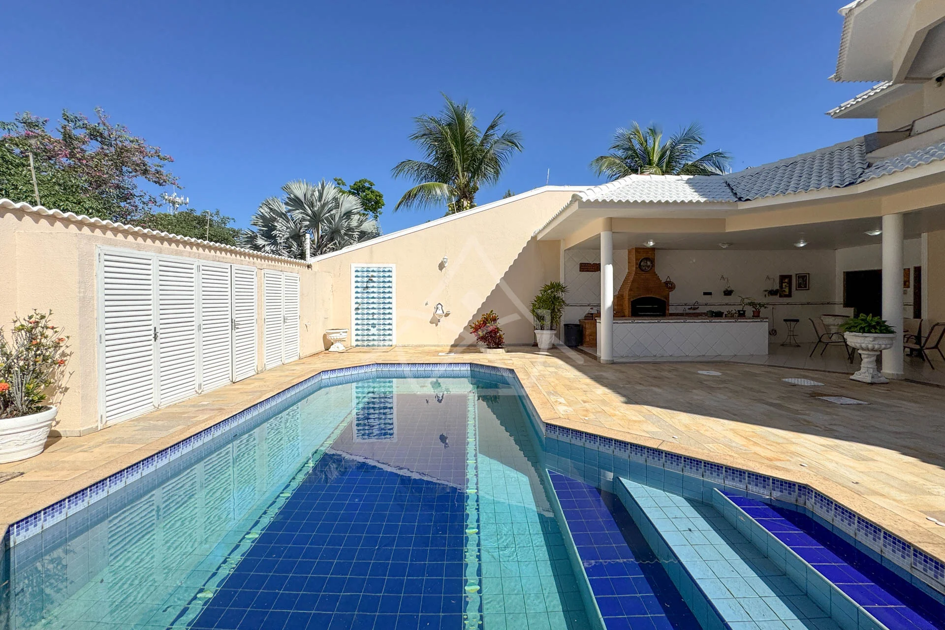 Casa com 8 Vagas à Venda